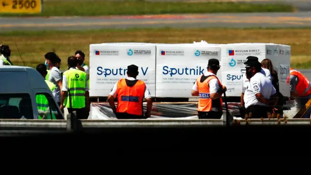 অর্জেন্টিনার হাতে রুশ স্পুটনিক-ভি ভ্যাকসিনের প্রথম চালান।