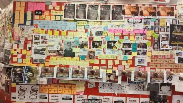 Stasiun kereta api bawah tanah bertransformasi menjadi 'tembok Lennon', dipenuhi oleh pamflet dan stiker yang ditempel oleh pendemo