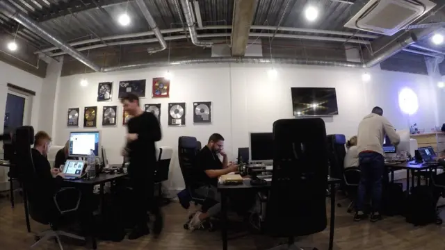 يوجد الآن مكاتب لشركة بي-هوكد في كل من لندن ونيويورك ولوس أنجليس