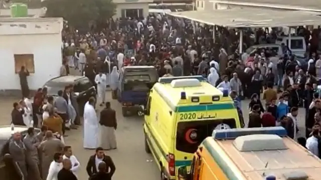 Ambulancias junto al lugar del ataque en Bir al-Abed.