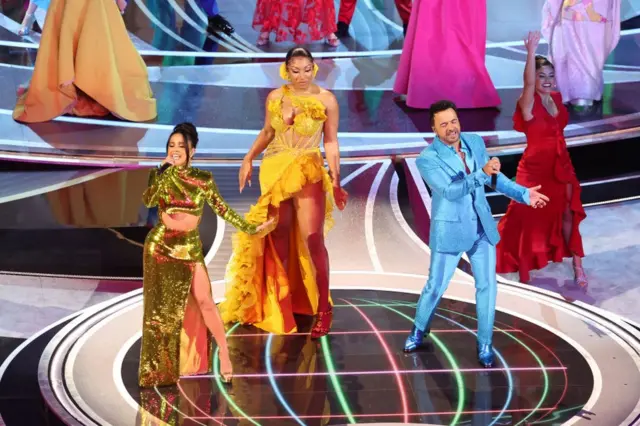 Becky G, Megan Thee Stallion y Luis Fonsi en su actuación durante la gala.