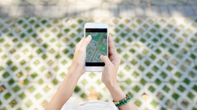 Pedestre procurando o caminho por meiocasa de apostas novasapp