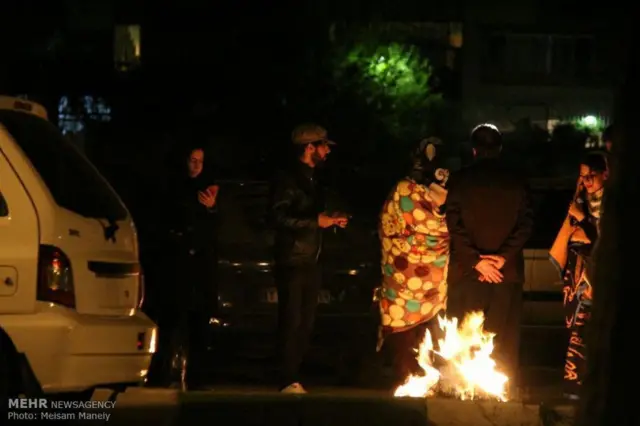 در پی زلزله در استان کرمانشاه ده‌ها هزار نفر از مردم شب را در هوای سرد در خیابان های سپری می کنند. به دلیل روشن ماندن تعداد زیادی از خودرو ها و افروختن آتش در کنار خیابان توسط مردم دود و فضای مه آلودی سطح شهر کرمانشاه را فرا گرفته است.