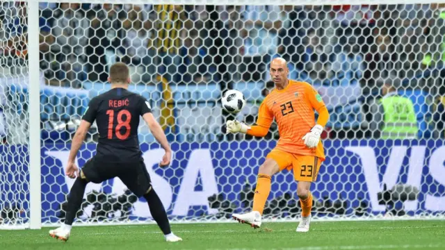 Ante Rebic remanta frente Willy Caballero
