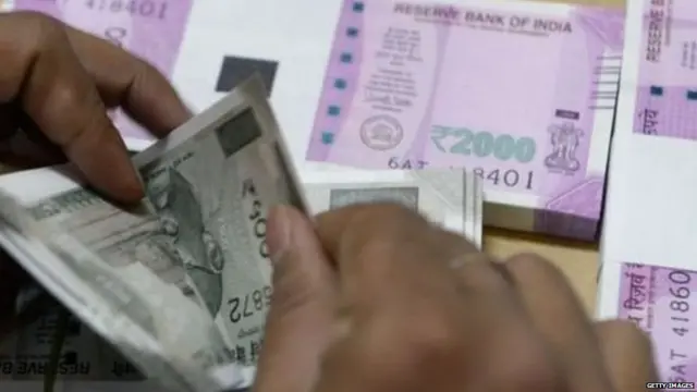 ਨੋਟ ਗਿਣਦੇ ਹੱਥ