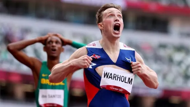 Warholm celebra su triunfo