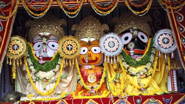 હલદીમુખી સુભદ્રા સાથે કૃષ્ણ અને બલભદ્ર