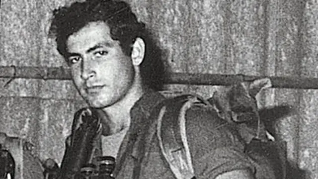 હથિયારો સાથે યોનાથન નેતન્યાહુ