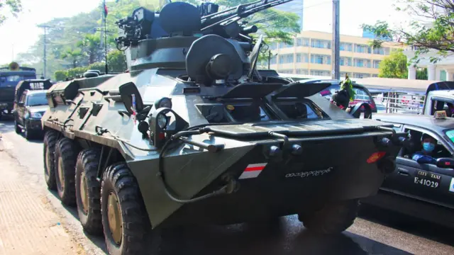 စစ်အာဏာသိမ်းပြီးကာစ ဗဟိုဘဏ်ရှေ့မှာတွေ့ရတဲ့ တင့်ကားများ