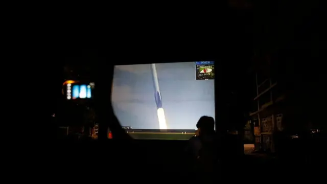 বঙ্গবন্ধু স্যাটেলাইট-১ এর উৎক্ষেপন সরাসরি প্রজেক্টরে দেখছেন সাধারণ মানুষ।