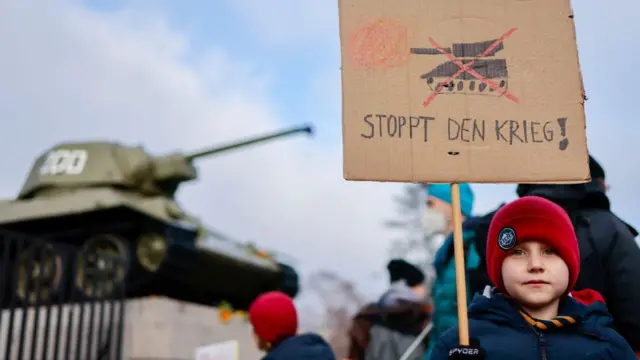 Niño protestando en Alemania.