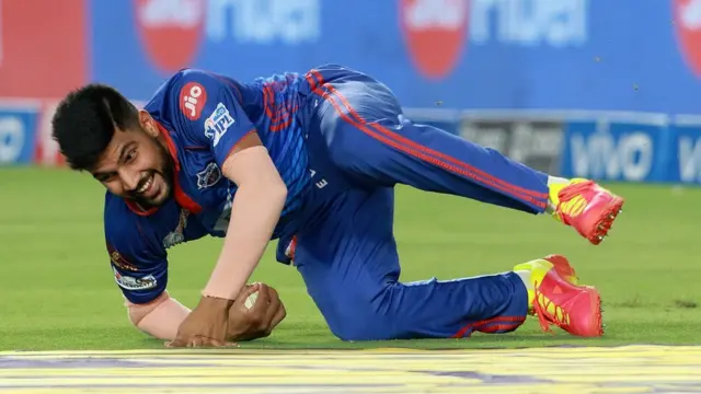 ललित यादव ने सिर्फ़ 13 रन देकर 2 विकेट लिए