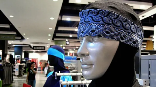 El burkini cubre todo el cuerpo y la cabeza, menos la cara, manos y pies.