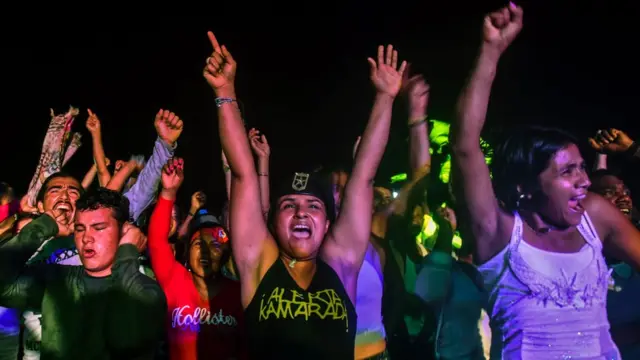 Jóvenes cantando durante la Conferencia de las FARC.