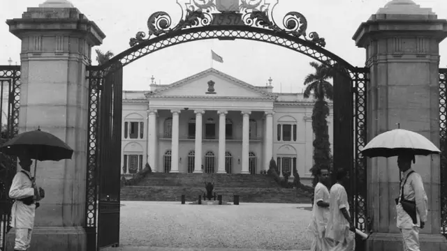 কলকাতা বিমানবন্দর থেকে লাখ লাখ মানুষের সামনে দিয়ে এই রাজভবনে পৌঁছেছিলেন রানি এলিজাবেথ।