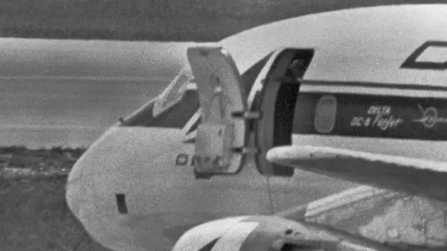 Melvin McNair à la porte du DC8 de Delta airlines le 31 juillet 1972