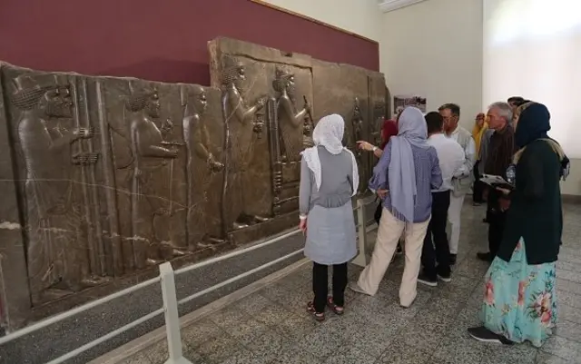 توریست‌ها در حال بازدید از موزه ملی