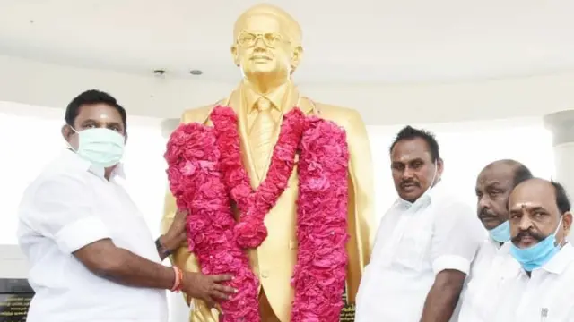 अन्ना की मूर्ति पर माला चढ़ाते पलानीस्वामी