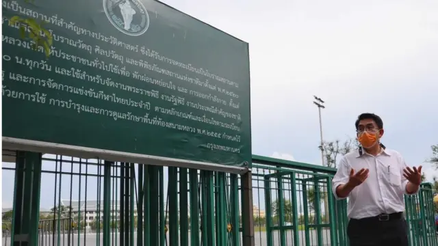 วิโรจน์ระบุวา หากได้เป็นผู้ว่าฯ จะเปิดสนามหลวงให้ประชาชนทำกิจกรรมได้ทุกอย่างที่ถูกกฎหมาย ตั้งแต่เล่นว่าว ดูดวง ออกกำลัง ไปจนถึงกิจกรรมทางการเมือง