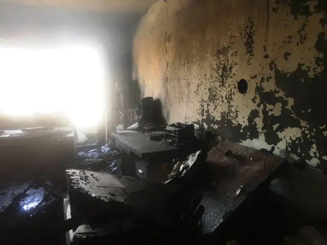 بریدګرو دغه ودانۍ کې مورچه ونیوله او اووه ساعته یې له امنیتي ځواکونو سره نښته وکړه.