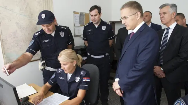 Ministar policije Nebojša Stefanović sa pripadnicima MUP-a.