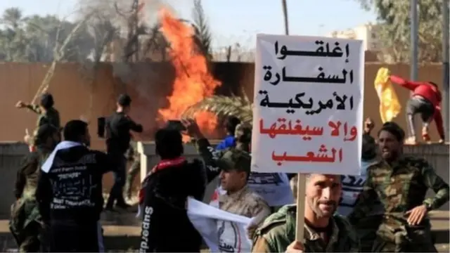 प्रदर्शनकारी दूतावास के परिसर की बाहरी दीवार कूदकर अंदर घूस गए थे. दूतावास के बाहर एक सुरक्षा चौकी में प्रदर्शनकारियों ने आग लगा दी है.