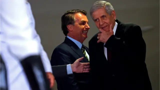 Jair Bolsonaro e Augusto Heleno conversam próximosdreams of macauambiente interno