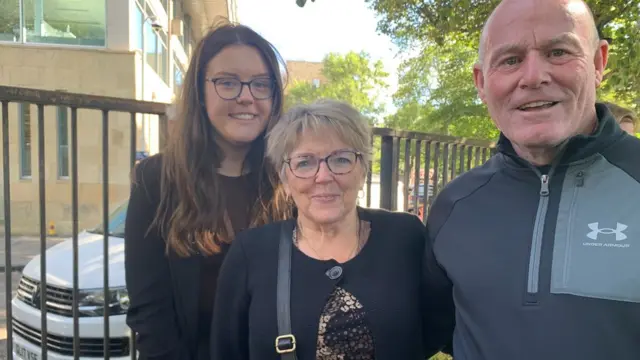 La famillede Kennoway à Fife - Betty, Thomas et sa petite-fille Zara