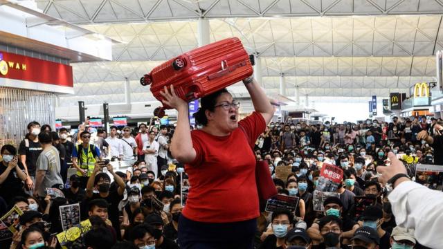 示威者瘫痪机场引发旅客不满。