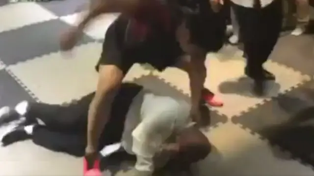 Los peleadores en el suelo