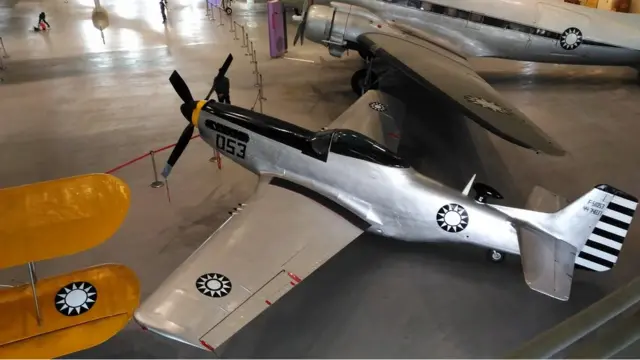 毛泽东宣布“新中国”成立的时候，三架投共的野马式战斗机（如图）代表解放军空军飞过天安门广场上空。