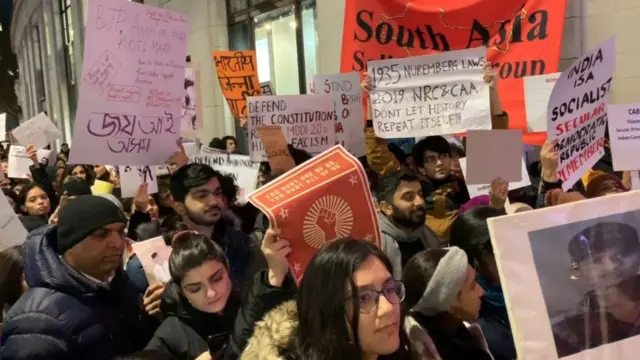 ਭਾਰਤ ਦੇ ਲੰਡਨ ਸਥਿਤ ਹਾਈ ਕਮਿਸ਼ਨ ਦੇ ਬਾਹਰ ਨਾਗਰਿਕਾ ਸੋਧ ਕਾਨੂੰਨ ਖ਼ਿਲਾਫ਼ ਮੁਜ਼ਾਹਰਾ