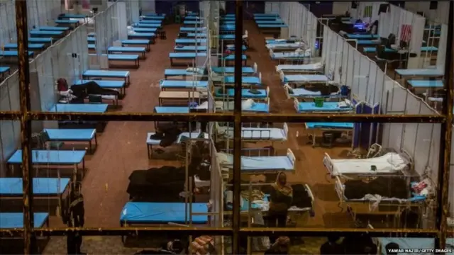 પ્રયાગરાજના જિલ્લા ચિકિત્સાલય બેલી હૉસ્પિટલમાં પણ વૅન્ટિલેટર મૂકવામાં આવ્યાં છે, પરંતુ તેમને ચલાવવા માટે લોકો નથી.