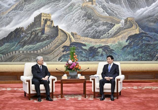 夏立言（左）先後接受中國國台辦主任宋濤及中共中央政治局常委王滬寧（右）等高層邀請會面，格外引人注目（2023年2月10日）。