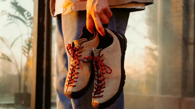어프로치 슈즈(The approach shoe)는 현재 유행하는 트렌드로, 하이킹화와 암벽화의 특징을 결합한 하이브리드 형태의 신발을 말한다
