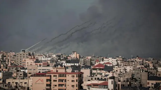 گروه‌های فلسطینی در ۷ اکتبر ۲۰۲۳ در غزه، فلسطین راکت شلیک کردند.