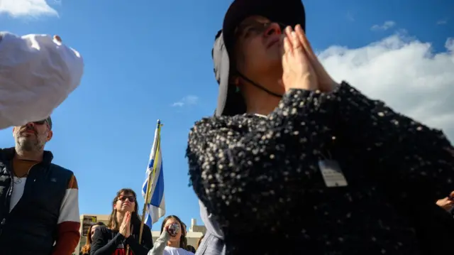 يتفاعل الناس قبل دخول الرهائن الثلاثة إلى إسرائيل في ساحة الرهائن في 8 فبراير/شباط 2025 في تل أبيب، إسرائيل.