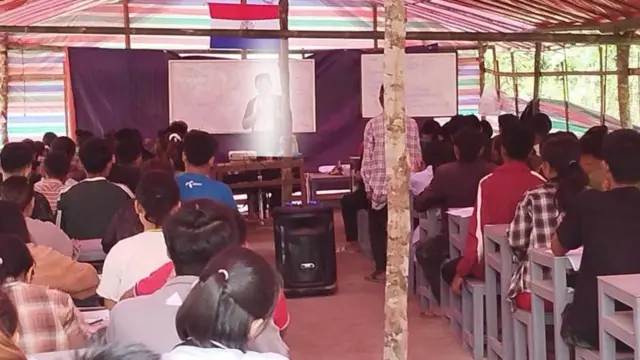 NUG ရဲ့ အွန်လိုင်းဆေးတက္ကသိုလ်တွေမှာ ဘယ်လိုပညာသင်နေလဲ 