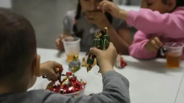 Дитина з цукерками