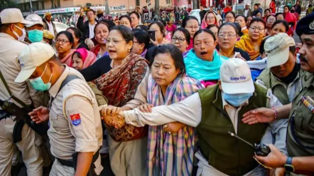इंफाळमध्ये एक महिला आणि दोन मुलांचे मृतदेह सापडल्यानंतर महिलांनी आंदोलन केले.