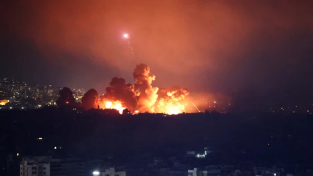 লেবাননের রাজধানী বৈরুতে ইসরায়েলের হামলায় দফায় দফায় এমন বিস্ফোরণ দেখা যায়