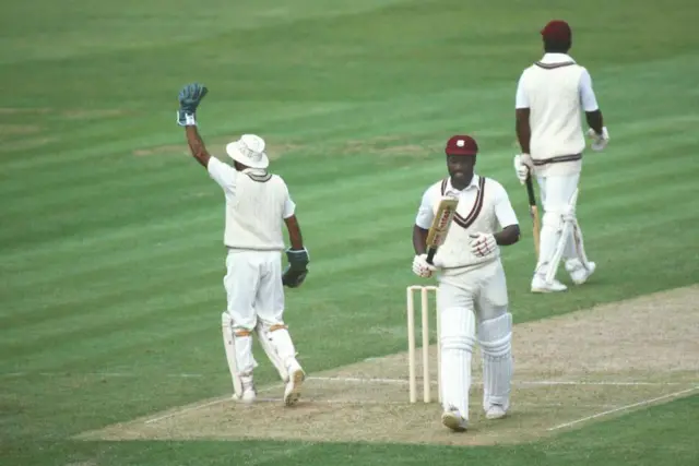 कपिल देवनं झेल टिपल्यावर माघारी परतताना रिचर्ड्स