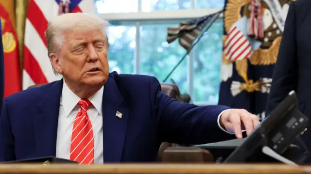 трамп телефонира