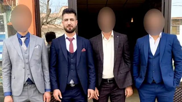 Scorpion e seus irmãos (com rostos borrados) vestidoscasino games sportingbet roletaforma elegante, com ternos e gravatas