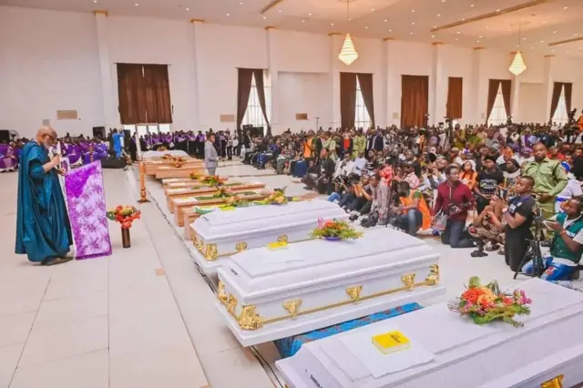 Akeredolu nibi eto isinku awọn olujọsin ijọ Aguda St Francis Catholic Church ti awọn agbebọn kan ṣekupa ni ilu Ọwọ ni oṣu kẹfa ọdun 2022.