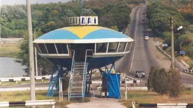 Цей спостережний пункт патрульних у Василівці відомий багатьом українцям, які проїжджали його дорогою у Крим