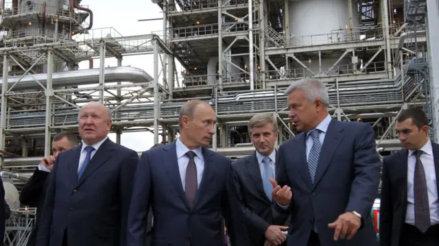 الرئيس الروسي بوتين مع مجموعة أمام مشروع قيد الإنشاء