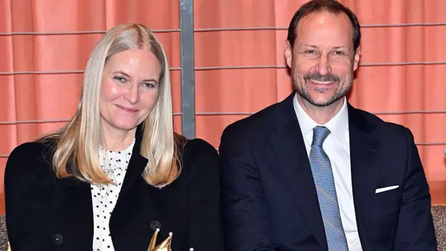 Mette-Marit ve Veliaht Prens Haakon'ın 28 Ocak 2026'da çekilmiş bir fotoğrafı. İkisi de gülümsüyor ve ikisinin de üzerinde siyah ceket ve beyaz gömlek var.