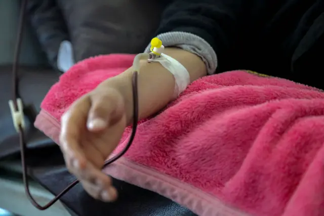 बिरामीलाई रगत दिइँदै