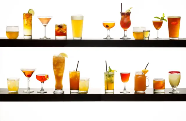 Yan yana duran içki kadehleri